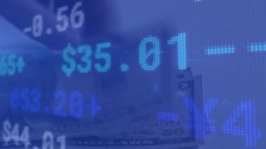 Amerikan dolarları üzerinden finansal veri işleme animasyonu. küresel işletme ve finansman kavramı dijital olarak oluşturulmuş video.