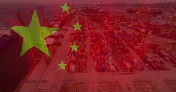 忙しい港を流れる中国国旗のアニメーション 世界中の金融とビジネスの概念をデジタルで — ストック動画
