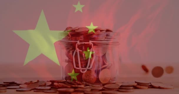 中国国旗飘扬在硬币上的动画掉进罐子和火焰中 全球金融和商业概念数码视频 — 图库视频影像