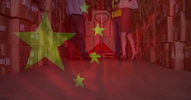 倉庫で働く人々の上を流れる中国国旗のアニメーション 世界中の金融とビジネスの概念をデジタルで — ストック動画
