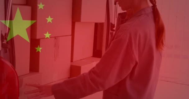 Animación Bandera China Ondeando Sobre Mujer Utilizando Teléfono Inteligente Junto — Vídeo de stock