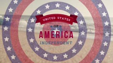 Boş plaj manzarasına karşı dönen daireler üzerine Bağımsızlık Günü metni. Amerika 'nın bağımsızlığı vatansever tatil konsepti