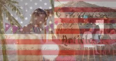 Amerikan anayasa metni ve plajda içki içen beyaz çifte karşı birden fazla yıldız. Amerika 'nın bağımsızlığı vatansever tatil konsepti