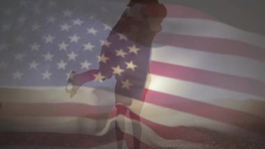 Amerikan bayrağı, kızını mızraklayan ve sahilde dönen adama karşı sallanıyor. Amerika 'nın bağımsızlığı vatansever tatil konsepti