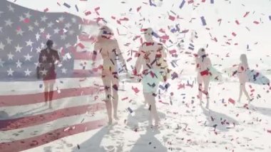 Sahilde sörf tahtası olan bir grup arkadaşa bayrak sallamak ve konfeti düşürmek. Amerika 'nın bağımsızlığı vatansever tatil konsepti