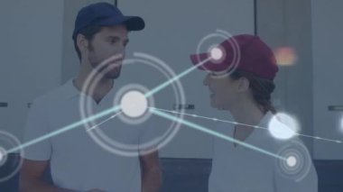 Sevkiyat merkezindeki mutlu teslimatçı erkek ve kadın arasındaki bağlantı ağının animasyonu. küresel sevkiyat, dağıtım ve çevrimiçi alışveriş konsepti dijital olarak oluşturulmuş video.