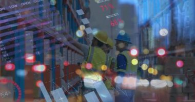 Nakliye merkezinde tarama yapan depo çalışanlarının veri işleme animasyonları. küresel sevkiyat, dağıtım ve çevrimiçi alışveriş konsepti dijital olarak oluşturulmuş video.