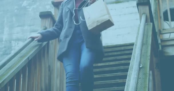 Manos Usando Smartphone Contra Mujer Usando Auriculares Bajando Las Escaleras — Vídeo de stock