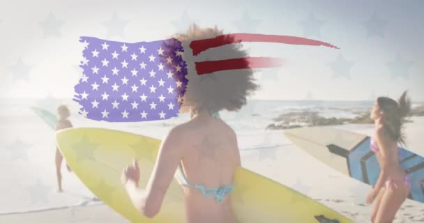 Estrelas Bandeira Americana Agitando Contra Grupo Amigos Com Prancha Surf — Vídeo de Stock