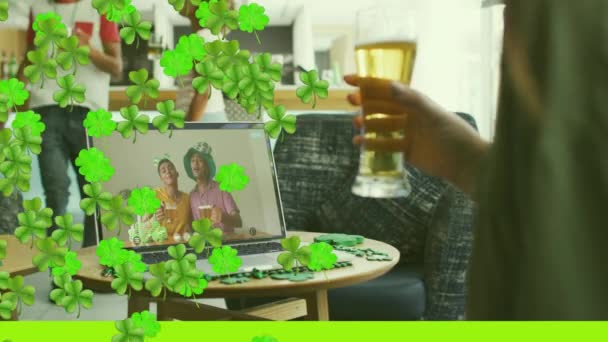 クローバーは バーでラップトップでビデオ通話をしているビールを持っている女性に対して浮動を残します パトリックの日のお祝いのコンセプト — ストック動画
