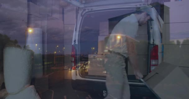 在运输中心的货车上装货箱的送货员上方的道路交通动画 全球航运 交付和网上购物概念数码视频 — 图库视频影像