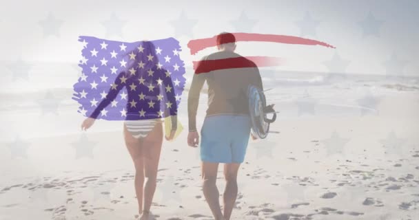 多颗星辰和美国国旗挥动在沙滩上冲浪板的夫妻 美国独立爱国假日的概念 — 图库视频影像