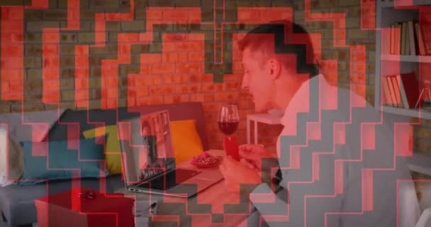带着心形标语牌的高加索男人在笔记本电脑上有一个视频通话时 他的心脏被压碎了 网上情人节和约会概念的遥远庆祝活动 — 图库视频影像