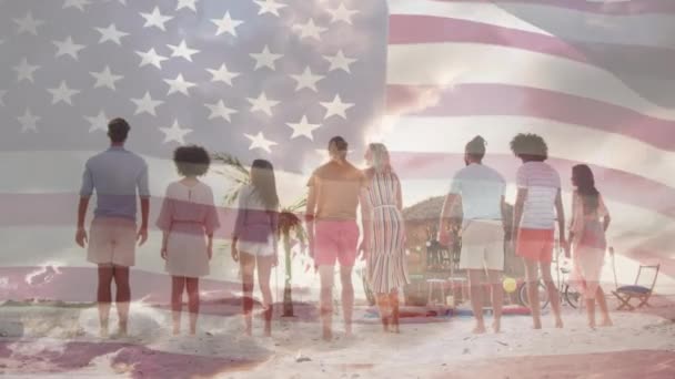 Bendera Amerika Melambaikan Tangan Terhadap Pandangan Belakang Sekelompok Teman Teman — Stok Video