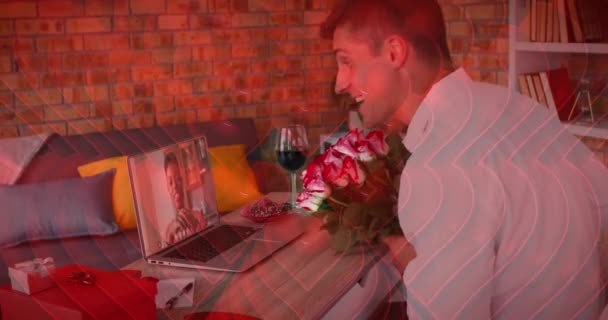 Червоні Значки Серця Над Кавказьким Чоловіком Тримає Квітковий Букет Маючи — стокове відео