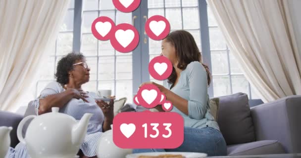 Анимация Речевого Пузыря Цифрами Сердцем Над Двумя Женщинами Разговаривающими Дома — стоковое видео