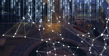 Arka plandaki bir döner kavşağın üzerindeki dijital arayüzle olan bağlantı ağının bileşimi. küresel teknoloji, dijital arayüz, bağlantı ve iletişim konsepti dijital olarak oluşturulmuş görüntü.