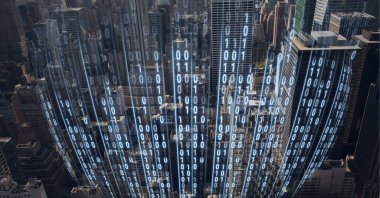 Arka planda bir şehir manzarası üzerinde dijital arayüzün bileşimi. küresel teknoloji, dijital arayüz, bağlantı ve iletişim konsepti dijital olarak oluşturulmuş görüntü.