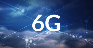 Arkaplanda bulutlar ve mavi gökyüzü ile bağlantılı bir ağ üzerinde 6g sözcüğünün bileşimi. küresel teknoloji, dijital arayüz, bağlantı ve iletişim konsepti dijital olarak oluşturulmuş görüntü
