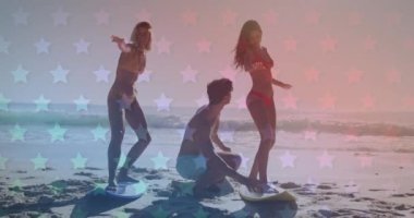 Sahilde sörf yapan bir grup arkadaşa karşı yanıp sönen yıldızlar. Amerika 'nın bağımsızlığı vatansever tatil konsepti