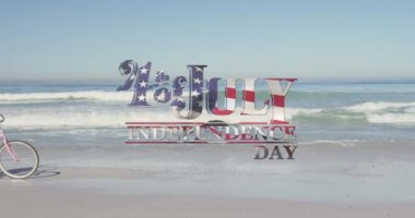 Amerikan bayrağı sahilde bisiklete binen kadınlara karşı bağımsızlık günü mesajı sallıyor. Amerika 'nın bağımsızlığı vatansever tatil konsepti