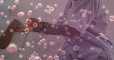 Hastanede kadın hastayla birlikte hemşire üzerinde yüzen kovid 19 hücrenin animasyonu. küresel koronavirüs salgını, tıp ve halk sağlığı konsepti dijital olarak oluşturulmuş video.