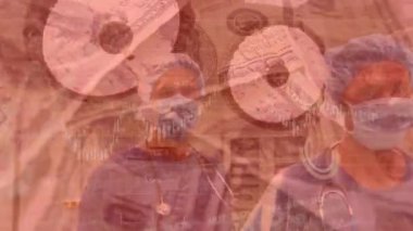 Amerikan dolarları ve maskeli doktorlar üzerinden finansal veri işleme animasyonu. global tıp, covid 19 salgın hastalık, finans ve iş konsepti dijital olarak oluşturulmuş video.