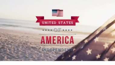 Bağımsızlık Günü mesajı, boş plaj manzarasına karşı Amerikan bayrağı sallıyor. Amerika 'nın bağımsızlığı vatansever tatil konsepti
