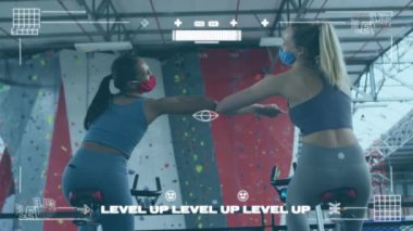 Spor salonunda spor yaparken dirseklerine dokunan iki kadına karşı oyun arayüzü. Coronavirus covid-19 pandemik ve fitness konsepti