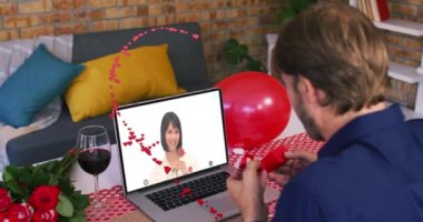 Kırmızı kalp, dizüstü bilgisayarında video ararken beyaz adamın yüzük göstermesine karşıydı. Sevgililer Günü 'nün uzak kutlaması online ve flört konsepti