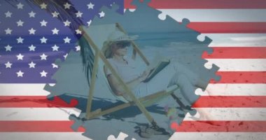 Amerikan bayrağı üzerinde yapboz, sahilde kitap okuyan yaşlı bir kadına karşı. Amerika 'nın bağımsızlığı vatansever tatil konsepti