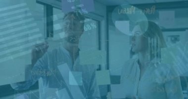 İş adamı ve iş kadınının toplantıda kaydettiği mali istatistiklerin animasyonu. küresel finans ve iş konsepti dijital olarak oluşturulmuş video.