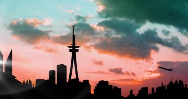 Mavi gökyüzünde gün batımında bulutlarla siluetli modern şehir manzarası üzerinde havalanan uçağın animasyonu. küresel gönderim, dağıtım ve ulaşım kavramı dijital olarak oluşturulmuş video.