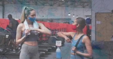 Spor salonunda dirseklerine dokunarak birbirini selamlayan iki kadına karşı olan bağlantı ağı. Coronavirus covid-19 pandemik ve fitness konsepti