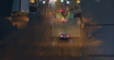 Kargo merkezindeki kutuları yükleyen depo işçisinin yol trafiğinin animasyonu. küresel sevkiyat, dağıtım ve çevrimiçi alışveriş konsepti dijital olarak oluşturulmuş video.