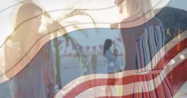 Mavi çizgili birden fazla yıldız, kumsala çıkan iki beyaz kadına karşı. Amerika 'nın bağımsızlığı vatansever tatil konsepti