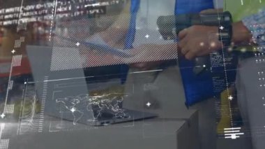 Nakliye merkezinde kod tarayıcısı olan depo çalışanlarının veri işleme animasyonları. küresel sevkiyat, dağıtım ve çevrimiçi alışveriş konsepti dijital olarak oluşturulmuş video.