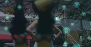 Spor salonunda duran yüz maskesi takan kadın fitness antrenörüne karşı dönen tıbbi ikonlar küresi. tıbbi araştırma ve uygunluk kavramı