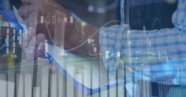 Veri işleme ve insan yazıları üzerindeki trafiğin animasyonu, depo nakliye merkezinde çalışıyor. küresel sevkiyat, dağıtım ve çevrimiçi alışveriş konsepti dijital olarak oluşturulmuş video.