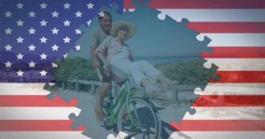 Sahilde bisiklet süren yaşlı çifte karşı Amerikan bayrağı üzerinde yapboz. Amerika 'nın bağımsızlığı vatansever tatil konsepti