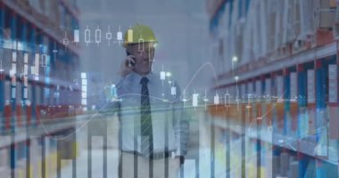 Depo nakliye merkezinde çalışan akıllı telefondan konuşan adamın veri işleme animasyonu. küresel sevkiyat, dağıtım ve çevrimiçi alışveriş konsepti dijital olarak oluşturulmuş video.