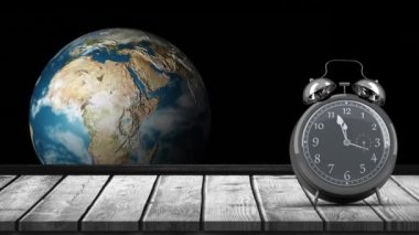 Siyah zemin üzerinde antika çalar saat ve küre animasyonu. küresel ağ, zaman ve iş konsepti dijital olarak oluşturulmuş video.