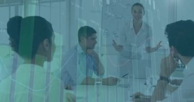 Toplantıdaki iş adamları üzerinde finansal veri işleme animasyonu. küresel finans ve iş konsepti dijital olarak oluşturulmuş video.