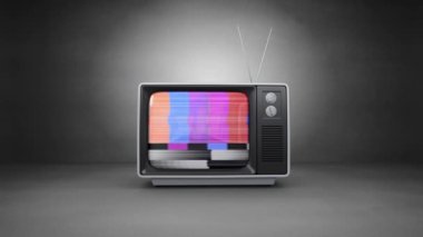 Klasik televizyon ekranında titreşen renkli dikdörtgenlerin ve arızanın animasyonu. Retro televizyon, sinematografi ve dijital olarak üretilen film konsepti.