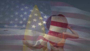 Sahilde sörf tahtası tutan kadının dikiz aynasına doğru dalgalanan Amerikan bayrağı. Amerika 'nın bağımsızlığı vatansever tatil konsepti