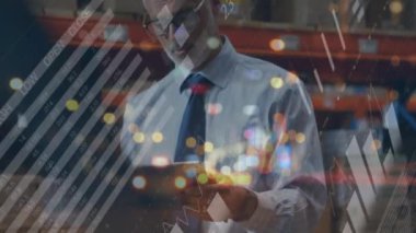 Nakliye merkezindeki tablet kullanılarak işadamının veri işleme animasyonu. küresel sevkiyat, dağıtım ve çevrimiçi alışveriş konsepti dijital olarak oluşturulmuş video.