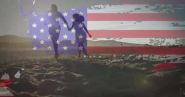 Sahilde birlikte koşan çiftlerin el ele tutuşmasına karşı Amerikan bayrağı. Amerika 'nın bağımsızlığı vatansever tatil konsepti