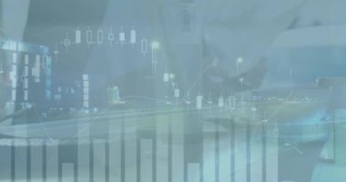 Ofiste çalışan iş kadınının finansal veri işleme animasyonu. küresel finans ve iş konsepti dijital olarak oluşturulmuş video.