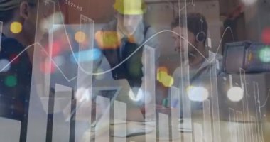 Depo nakliye merkezinde tablet kullanan kadın ve erkeklerin veri işleme animasyonu. küresel sevkiyat, dağıtım ve çevrimiçi alışveriş konsepti dijital olarak oluşturulmuş video.