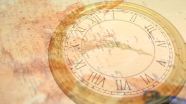 Antika saatin animasyonu eski dünya haritasında ileri gidiyor. küresel ağ, seyahat, iş ve zaman kavramı dijital olarak oluşturulmuş video.